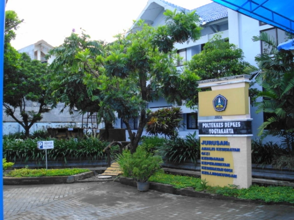 Tugu entitas Poltekkes di depan Gedung Rektorat